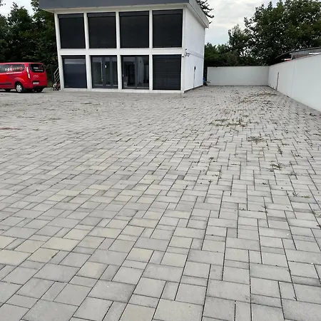 Moderny Novy S Bezplatnym Parkovanim V Objekte, Self-checking Bratysława